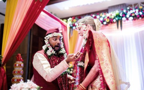 groom shocked as cake falls during marathi wedding cake cutting