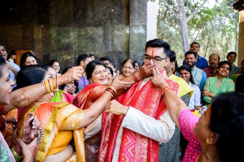 Mother in law playfully pinching groom’s nose during Marwadi wedding ritual at Siddhi Saaz Pune