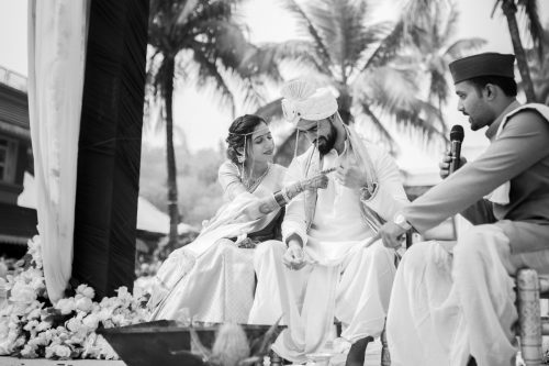 bride pointing to groom heart during marathi wedding ceremony